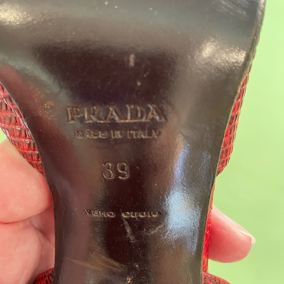 PRADA SZ 39 PEEP TOE SLINGBACK PUMPS RED SNAKESKIN PRINT 4” HEEL - Picture 5 of 6